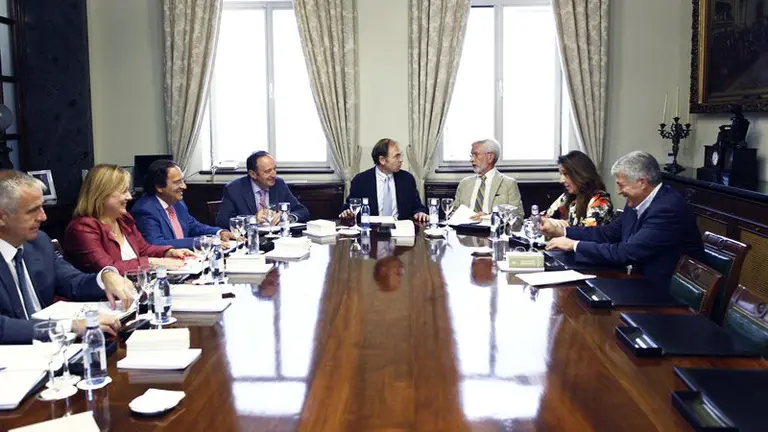 Senadores reunidos en una sesión de trabajo (EP).