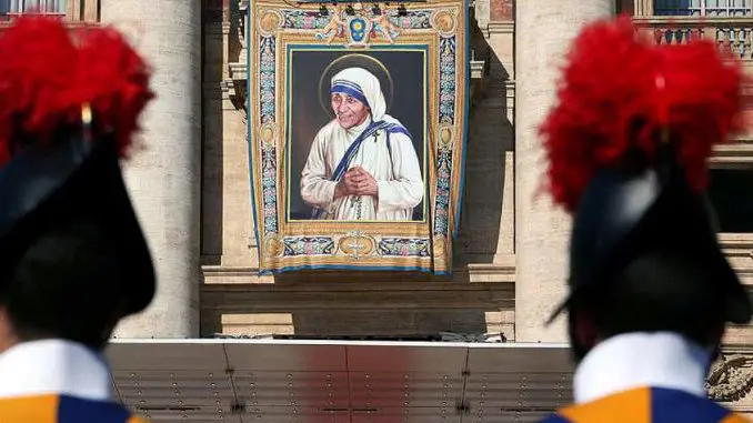 La madre Teresa de Calcuta, santa de la caridad, de los pobres y de las alcantarillas.