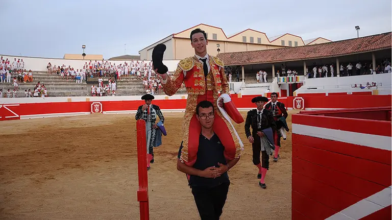 Primera novillada en Peralta con Miguel Ángel Silva, Igor Pereira y Antonio Catalán Toñete con toros de Sobral. MIGUEL OSÉS (14)