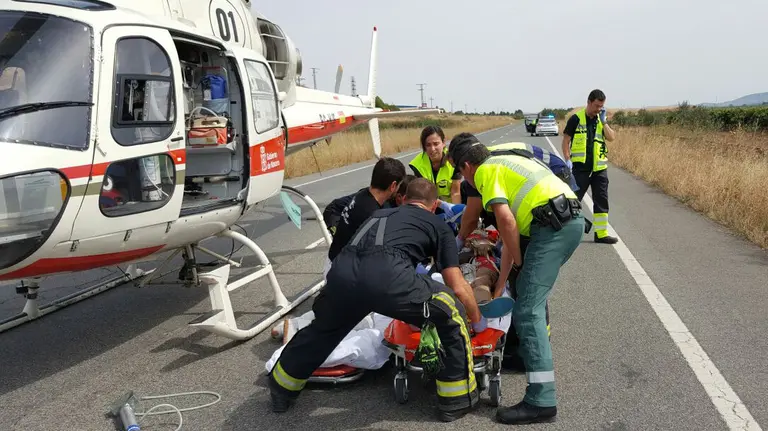 Imagen del traslado de un vecino de Vitoria de 68 años que ha fallecido a consecuencia de la salida de su coche en la vía en la NA-134 Foto cedida
