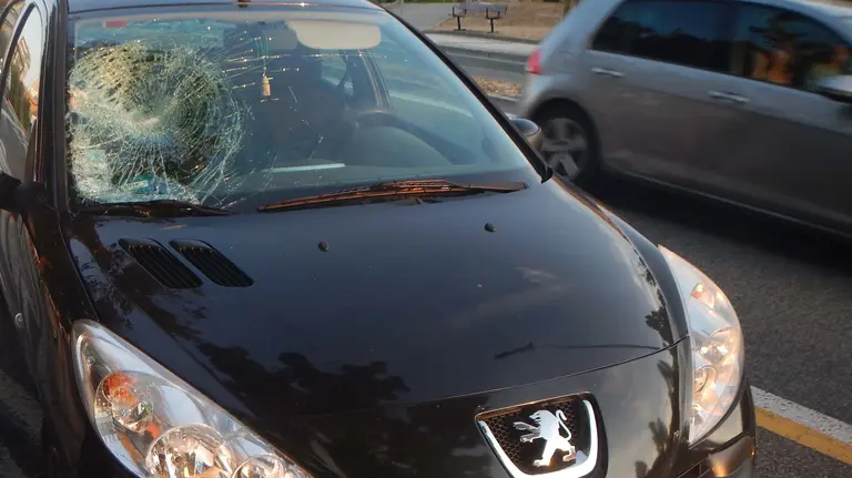 Imagen de la luna del coche que colisionó con un ciclista de 15 años este pasado fin de semana en Pamplona. Foto cedida.