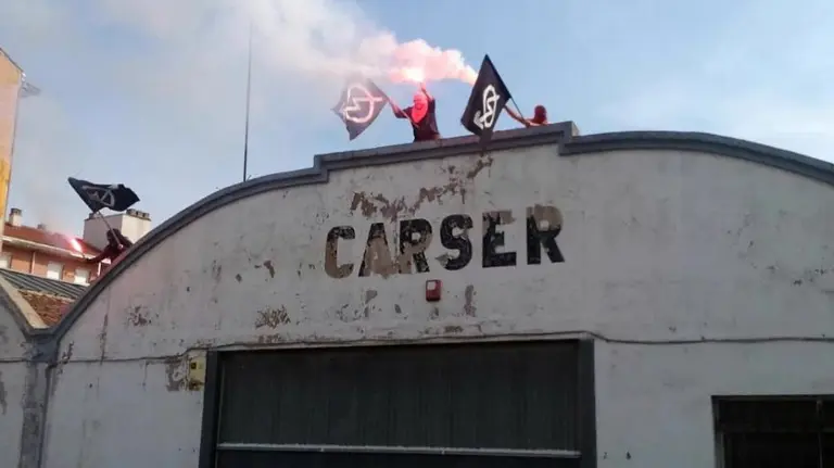 Imagen de algunos de los jóvenes que han okupado una nave industrial ubicada en el barrio de la Rochapea Foto Twitter Errotxapeako GM