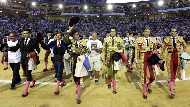 Los diestros José Mari Manzanares, Julián López &#34;El Juli&#34;, Morante de la Puebla, Alejandro Talavante, José Tomás, y Juan José Padilla, abandonan la plaza juntos tras el festejo taurino de homenaje a Víctor Barrio celebrado en Valladolid. EFE/NACHO GALLEGO