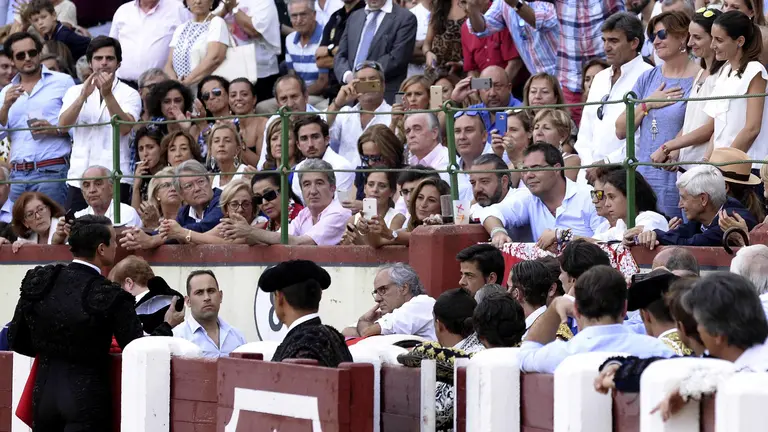 El diestro José Mari Manzanares brinda la faena de su toro a los padres, hermana y viuda de Victor Barrio durante la corrida homenaje en la que compartió cartel con los diestros Julián López "El Juli", Juan José Padilla, José Tomas, Morante de la Puebla, y Alejandro Talavante, en el primer festejo de la Feria de Valladolid. EFE/Nacho Gallego