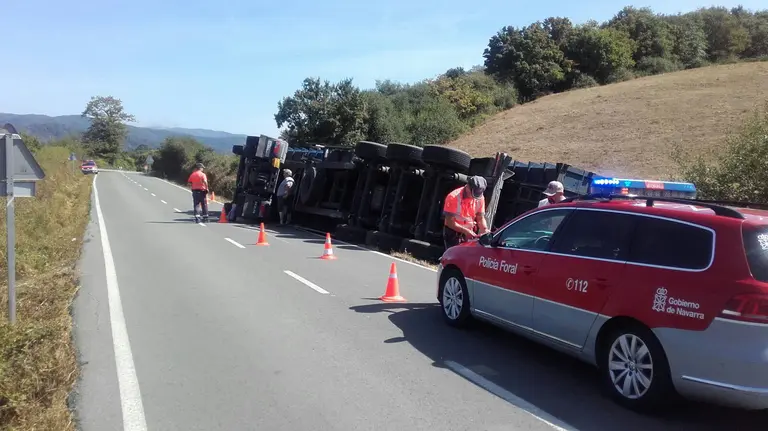 Vuelco de un camión con carga de troncos en la NA-411 a la altura de Ulzama Foto cedida