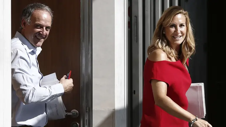 Los portavoces de EH Bildu y del PPN, Adolfo Araiz y Ana Beltrán, respectivamente, salen de la reunión que ha mantenido la Mesa y Junta de Portavoces del Parlamento Foral. EFE/Jesús Diges