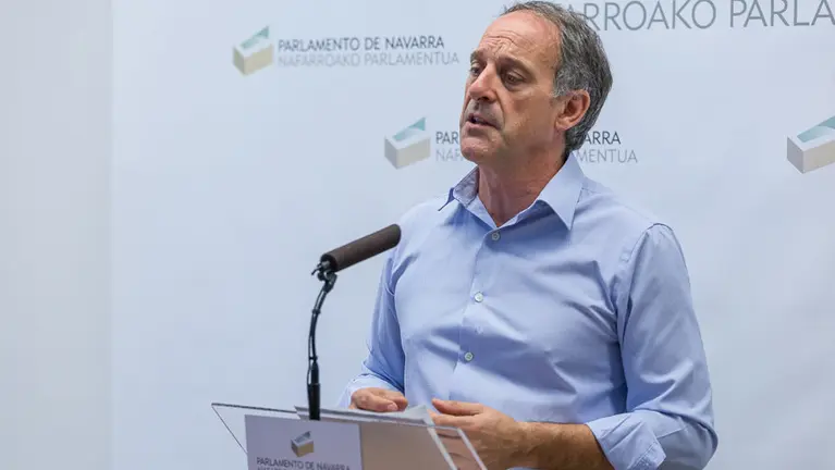 Adolfo Araiz (EH Bildu) durante la rueda de prensa posterior a la Mesa y Junta de Portavoces del Parlamento de Navarra. IÑIGO ALZUGARAY