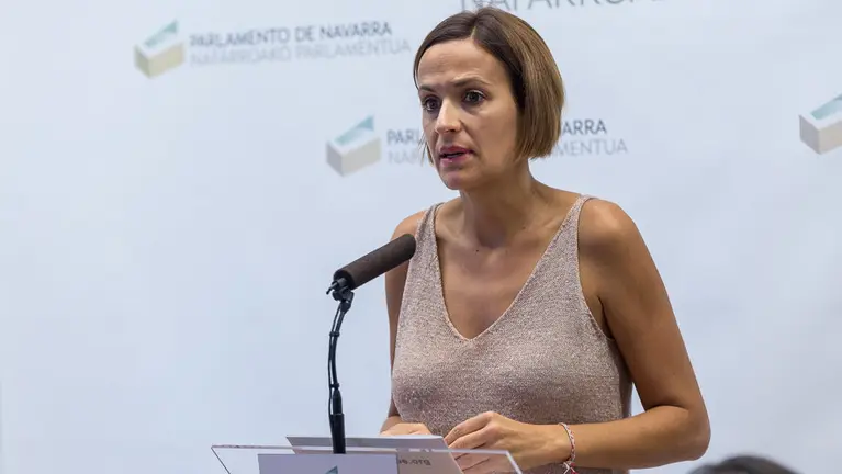 María Chivite (PSN) durante la rueda de prensa tras la Mesa y Junta de Portavoces del Parlamento de Navarra. IÑIGO ALZUGARAY