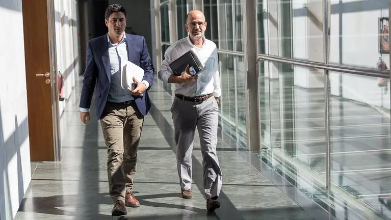 Óscar Arizcuren y Alberto Catalán (UPN) en los pasillos del Parlamento de Navarra (1). IÑIGO ALZUGARAY