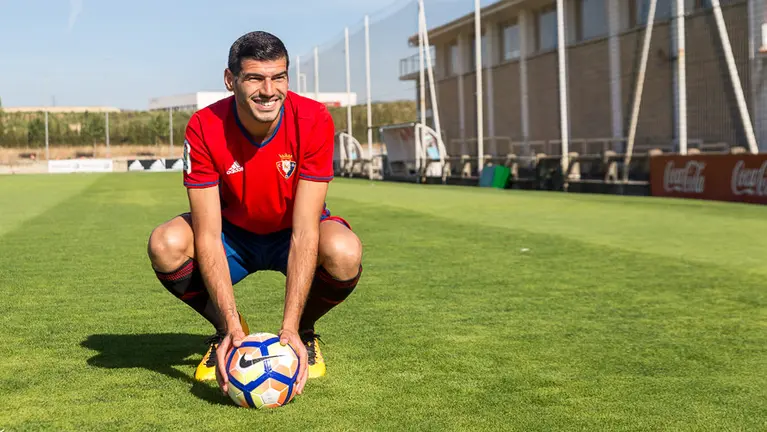 Presentación de Javi Álamo en las instalaciones de Tajonar como nuevo jugador de Osasuna (8). IÑIGO ALZUGARAY