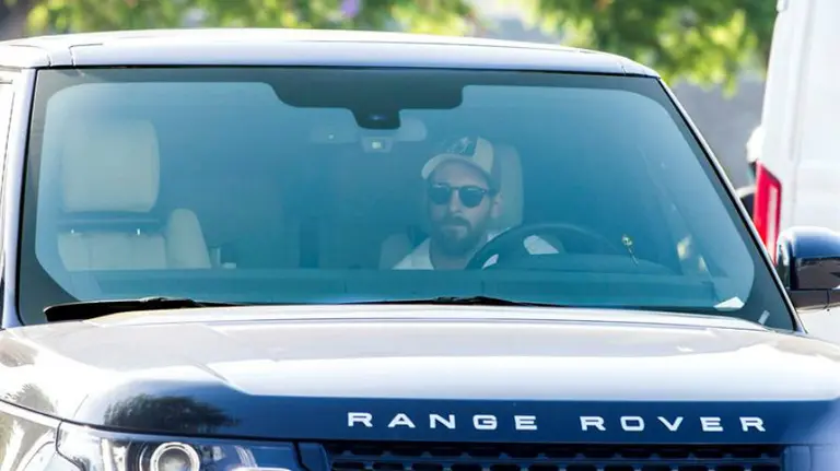 Messi dentro de su automóvil  camino del entrenamiento. Efe.