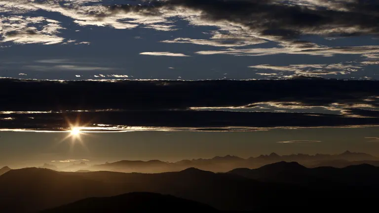 Amenecer en Pamplona desde los repetidores del monte de San Cristóbal con tiempo nuboso. EFE/Jesús Diges