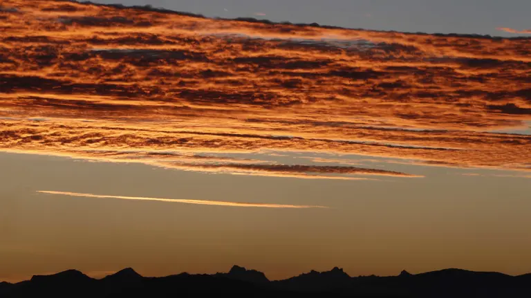 Amenecer en Pamplona desde los repetidores del monte de San Cristóbal con tiempo nuboso. EFE/Jesús Diges