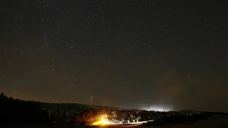 Varios retenes de bomberos permanecen de madrugada en el incendio forestal declarado en un paraje arbolado en el término de Javier, donde han continuado las labores de refresco y de remate del perímetro. EFE/Jesús Diges