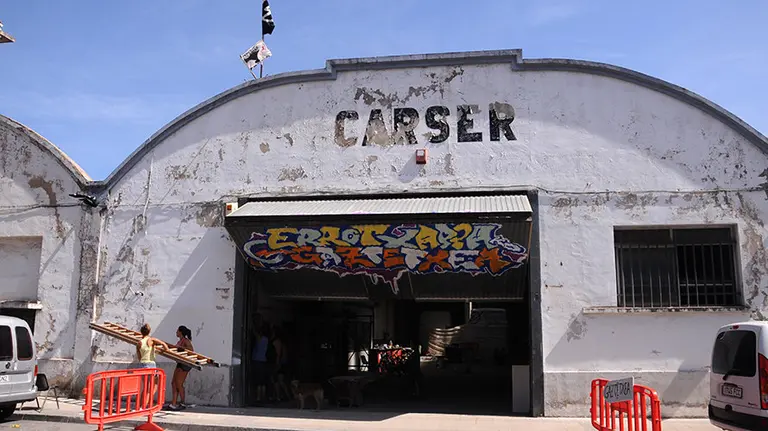 Las imágenes de la nave que un grupo de jóvenes ha okupado en la Rochapea. MIGUEL OSÉS