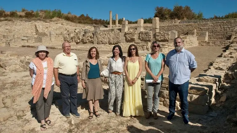 Las consejeras Herrera y Elizalde, con el alcalde de Eslava, en el yacimiento de Santa Criz.