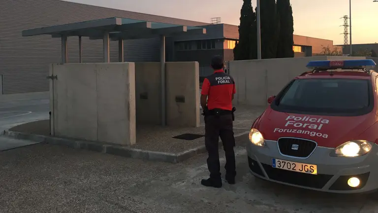 Una patrullas de Policía Foral que se ha desplazado hasta la empresa tudelana donde se ha producido el accidente mortal