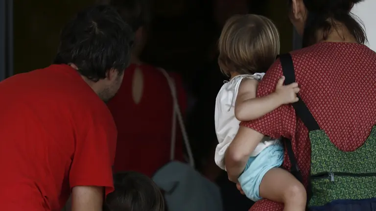 Dos padres acompañan a sus hijos al interior de una clase del colegio Bernart Etxepare, en el barrio de la Rochapea, donde los alumnos de Infantil y Primaria han vuelto a las aulas para dar así inicio al curso escolar 2016-17. EFE/Jesús Diges
