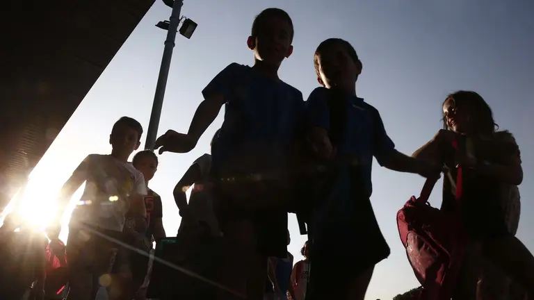 Los alumnos de Infantil y Primaria de Navarra han vuelto a las aulas para dar así inicio al curso escolar 2016-17, en el que un total de 5.952 niños y niñas de 3 años se incorporan al sistema educativo, 654 menos que el año pasado. EFE/Jesús Diges