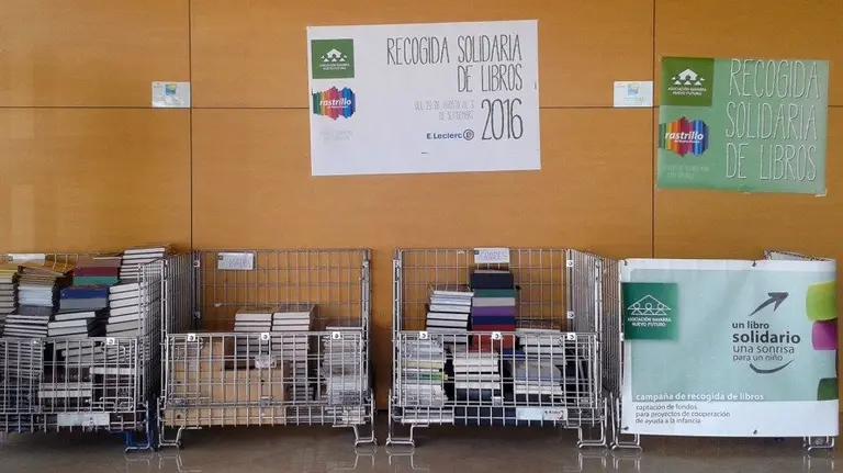 Libros escolares recogidos por Nuevo Futuro en Pamplona.