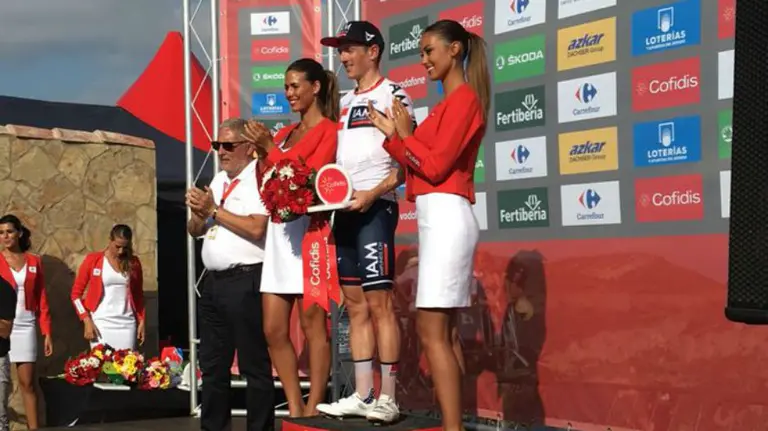 Mathias Frank en el pódium como ganador de la etapa. Twitter Lavuelta.