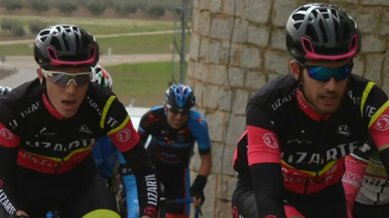 Los dos corredores del Equipo Lizarte, en pleno esfuerzo. Foto Lizarte.