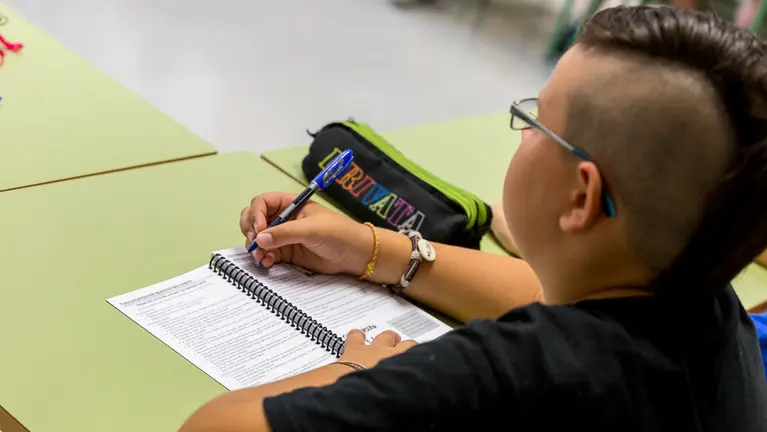 Inicio del curso escolar 2016-2017 para los alumnos de Infantil y Primaria del Colegio Público Doña Mayor de Navarra en el barrio pamplonés de Ezcaba (25). IÑIGO ALZUGARAY