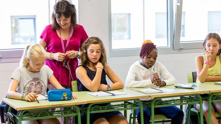 Inicio del curso escolar 2016-2017 para los alumnos de Infantil y Primaria del Colegio Público Doña Mayor de Navarra en el barrio pamplonés de Ezcaba (27). IÑIGO ALZUGARAY