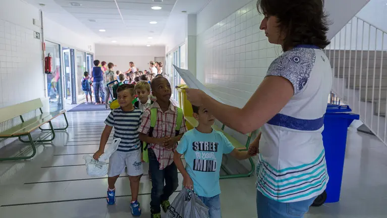 Inicio del curso escolar 2016-2017 para los alumnos de Infantil y Primaria del Colegio Público Doña Mayor de Navarra en el barrio pamplonés de Ezcaba (43). IÑIGO ALZUGARAY