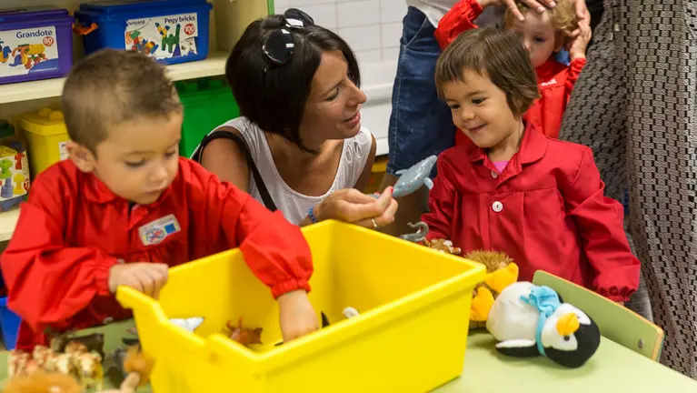 Inicio del curso escolar 2016-2017 para los alumnos de Infantil y Primaria del Colegio Público Doña Mayor de Navarra en el barrio pamplonés de Ezcaba (45). IÑIGO ALZUGARAY