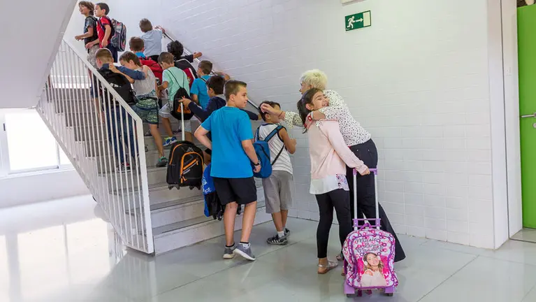Inicio del curso escolar 2016-2017 para los alumnos de Infantil y Primaria del Colegio Público Doña Mayor de Navarra en el barrio pamplonés de Ezcaba (56). IÑIGO ALZUGARAY