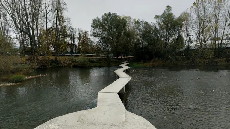 Pasarela sobre el río Arga cercana al Club de Natación de Pamplona