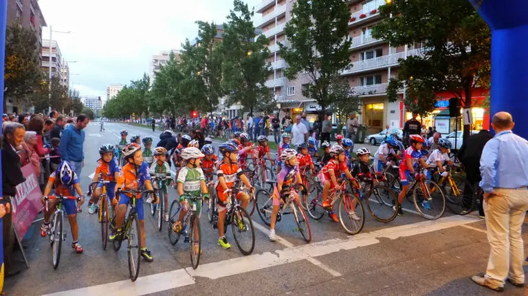Carrera ciclista en la Avenida de Bayona. Foto CC Berritxako.