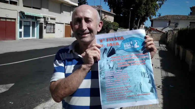 Felipe Ajona sostiene el cartel anunciador de la fiesta.