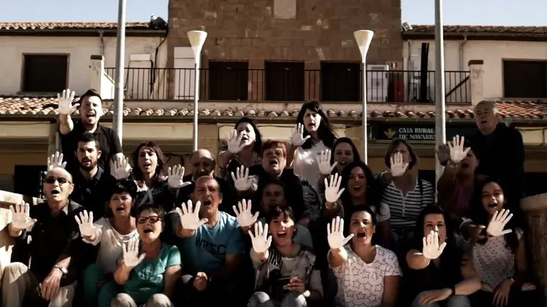 Miembros del coro de Rada durante el videoclip