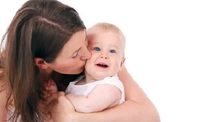 Una madre besa a su bebé. EFE