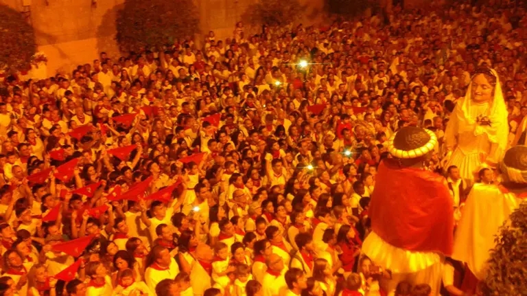 Recepción en el Ayuntamiento de Cintruénigo a los jugadores del Club Atlético Cirbonero tras lograr el pase a la tercera ronda de la Copa del Rey. MARÍA GARCÍA (2)