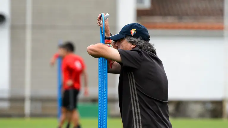 Enrique Martín Monreal dirige el entrenamiento de Osasuna . PABLO LASAOSA01