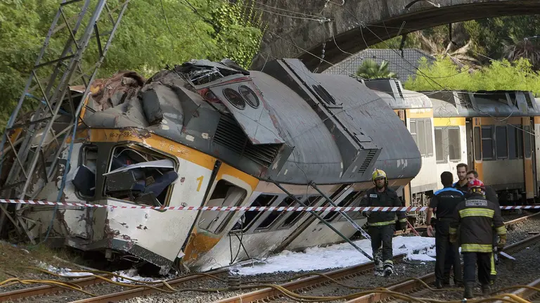 Dos personas han muerto y &#34;un numero elevado&#34; ha resultado heridas, algunas de ellas de gravedad, al descarrilar un tren esta mañana en las inmediaciones de la estación de tren de O Porriño (Pontevedra). El siniestro se ha producido sobre las 09:30 horas, han señalado las fuentes, y el convoy consta de tres vagones, de los cuales uno ha volcado y los otros dos han quedado semivolcados. EFE/Salvador Sas