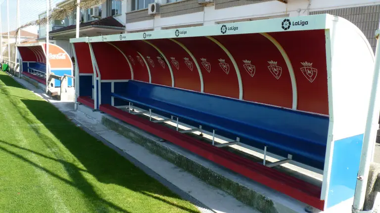 Nuevos banquillos en las instalaciones de Tajonar, trasladados del Sadar.