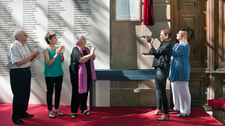 Momento del descubrimiento de la placa.