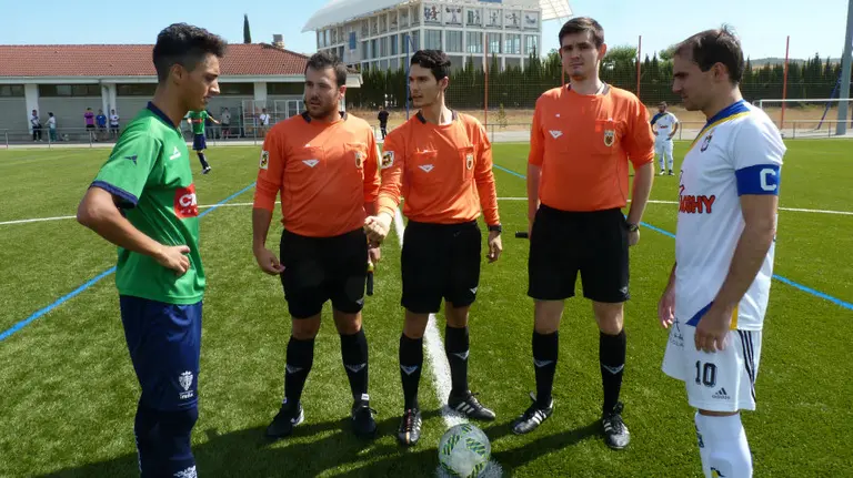 Trio arbitral y capitanes del Iruña - Burladés.