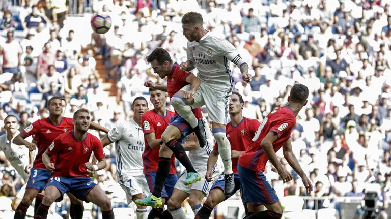 GRA284 MADRID, 10/09/2016.- El defensa del Real Madrid Sergio Ramos (i) ante los jugadores del Osasuna durante el partido de la tercera jornada de Liga que disputan frente al Osasuna en el estadio Santiago Bernabéu de Madrid. EFE/Emilio Naranjo