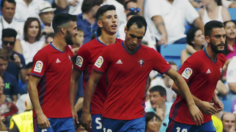 GRA291. MADRID, 10/09/2016.- El jugador del Osasuna David Garcia (2izda), festeja con sus compañeros el gol marcado al Real Madrid durante el partido de la tercera jornada de Liga que disputan en el estadio Santiago Bernabéu. EFE/Emilio Naranjo