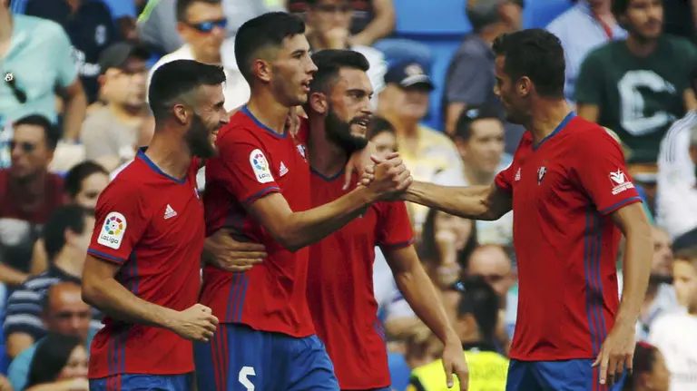 GRA293. MADRID, 10/09/2016.- El jugador del Osasuna David Garcia (2izda), festeja con sus compañeros el gol marcado al Real Madrid durante el partido de la tercera jornada de Liga que disputan en el estadio Santiago Bernabéu. EFE/Emilio Naranjo
