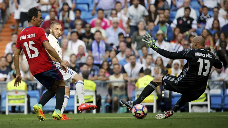GRA298 MADRID, 10/09/2016.- El delantero francés del Real Madrid Karim Benzema Sergio Ramos (i) ante los jugadores del Osasuna Unai García y Cecilio Nauzet Pérez (d) durante el partido de la tercera jornada de Liga que disputan frente al Osasuna en el estadio Santiago Bernabéu de Madrid. EFE/ Sergio Barrenechea