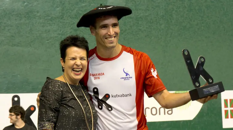 Javier Urriza con la txapela. Foto Maialen Andrés.