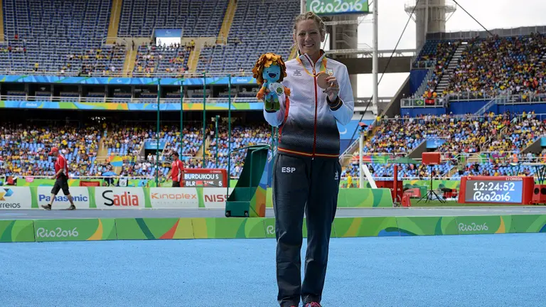 BRA21. RÍO DE JANEIRO (BRASIL), 09/09/2016.- La española Izaskun Ayucar posa con la medalla de bronce hoy, viernes 9 de septiembre de 2016, luego de ganar el tercer lugar en la competencia femenina de atletismo de 1500 m T13 de los Juegos Paralímpicos Río 2016 en el Estadio Olímpico de Río de Janeiro (Brasil). EFE/PAULINO ORIBE/CPE/SOLO USO EDITORIAL  