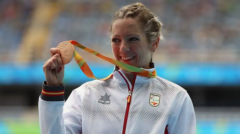 BRA21. RÍO DE JANEIRO (BRASIL), 09/09/2016.- La española Izaskun Ayucar posa con la medalla de bronce hoy, viernes 9 de septiembre de 2016, luego de ganar el tercer lugar en la competencia masculina de atletismo de 1500 m de los Juegos Paralímpicos Río 2016 en el Estadio Olímpico de Río de Janeiro (Brasil). EFE/Marcelo Sayão 