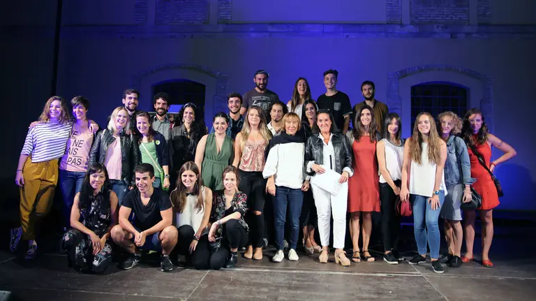 Los premiados, con Maitena Muruzábal,Ádela González y Mar Basail, en el centro.